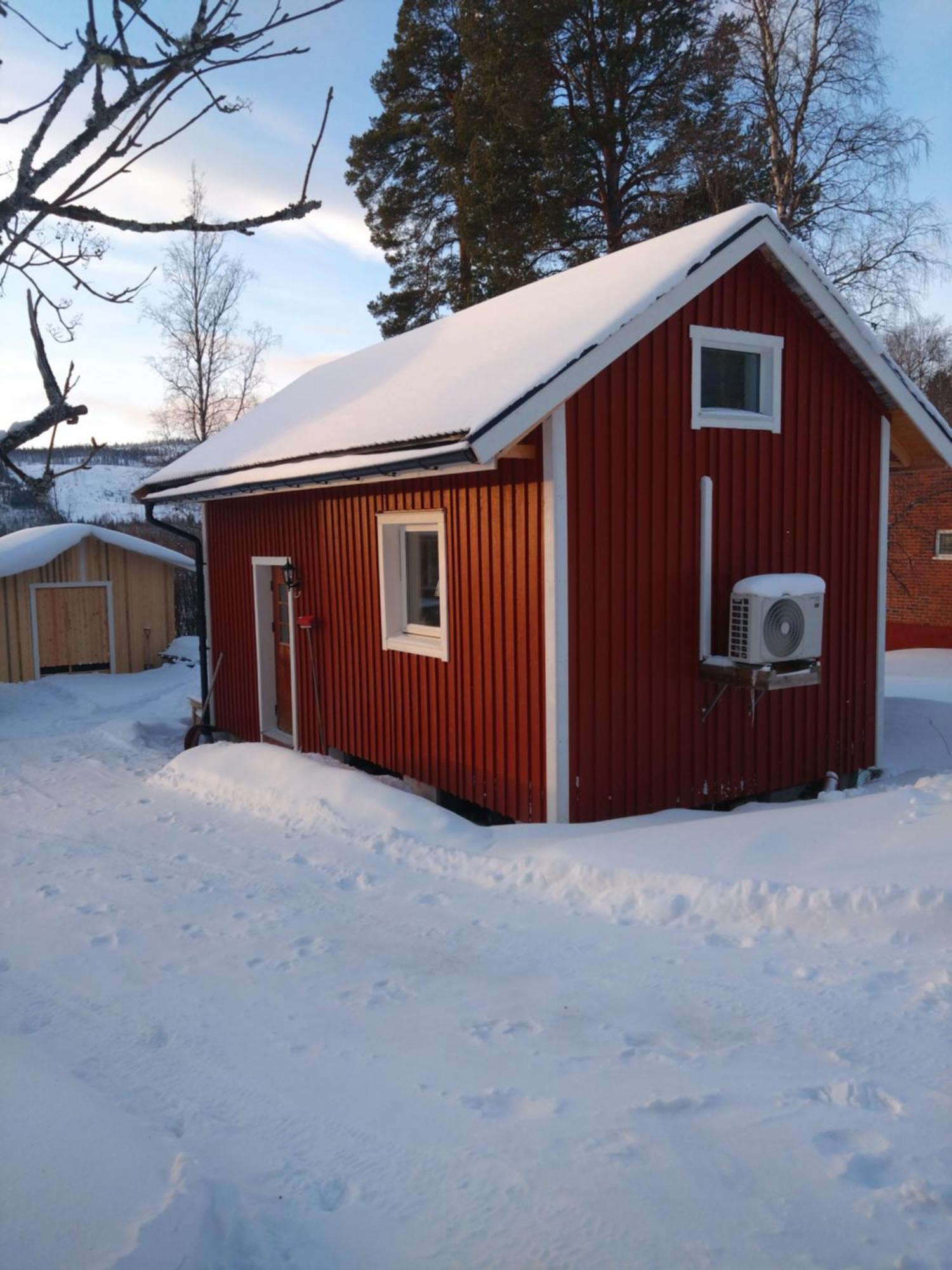 Nyrenoverad Charmig Gaeststuga Med Sovloft I Jaerpen Jarpen Kültér fotó